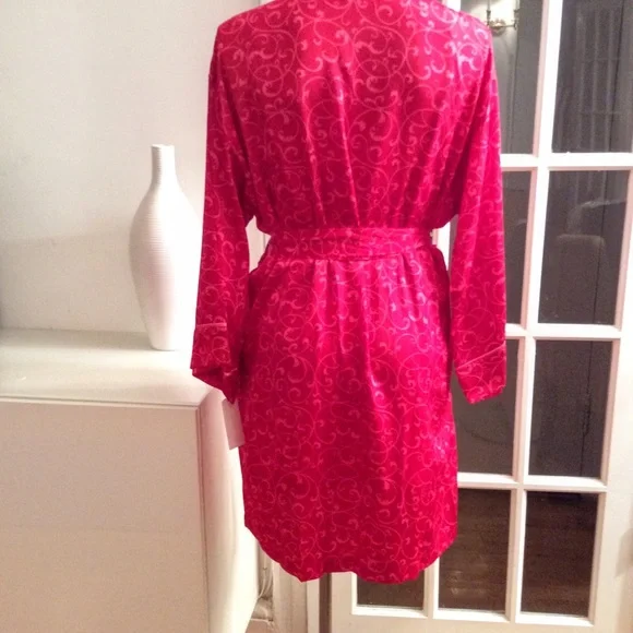 Natori Fuschia Satin Robe size XS/NWT